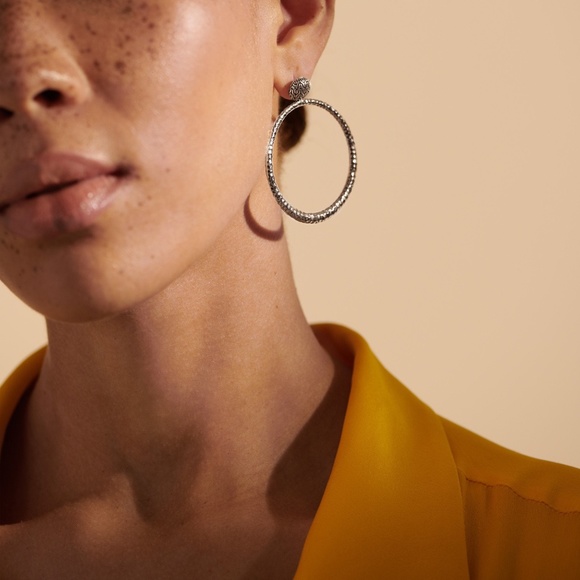 JOHN HARDY Classic Chain Hammered Round Earrings in Sterling Silver - Picture 2 of 3